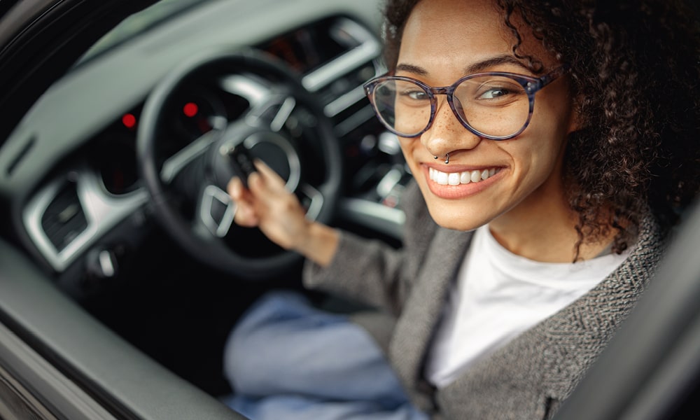 Zufriedene Kundin im neuen Auto